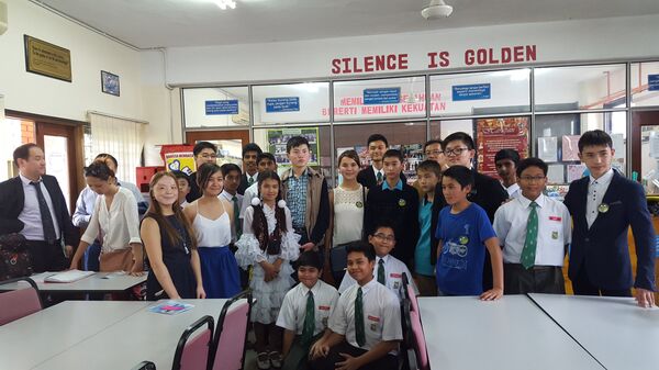 Школьники победившие в конкурсе на тему Я хочу, чтобы мой Кыргызстан процветал со сверстниками в Малайзии. - Sputnik Кыргызстан