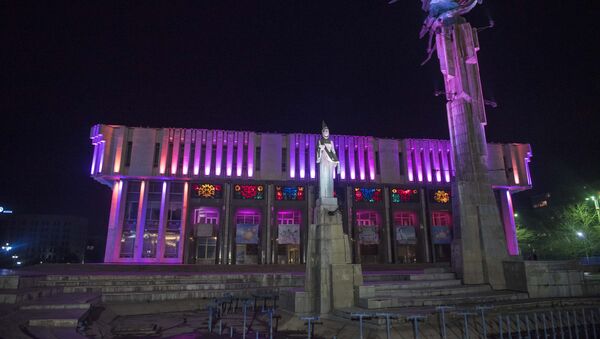 Здание Кыргызской национальной филармонии им. Т. Сатылганова ночью с цветовым освещением. Архивное фото - Sputnik Кыргызстан