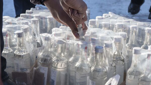 Акция по уничтожению Налоговой службой 700 литров алкоголя, изъятого из нелегального оборота - Sputnik Кыргызстан