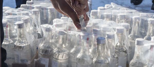 Уничтожение контрабандной водочной продукции. Архивное фото - Sputnik Кыргызстан