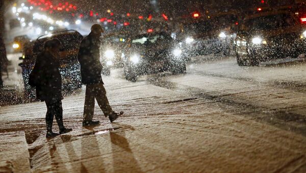 Люди на одном из улиц Вашингтона во время сильного снегопада. - Sputnik Кыргызстан