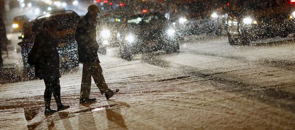 Люди на одном из улиц Вашингтона во время сильного снегопада. - Sputnik Кыргызстан