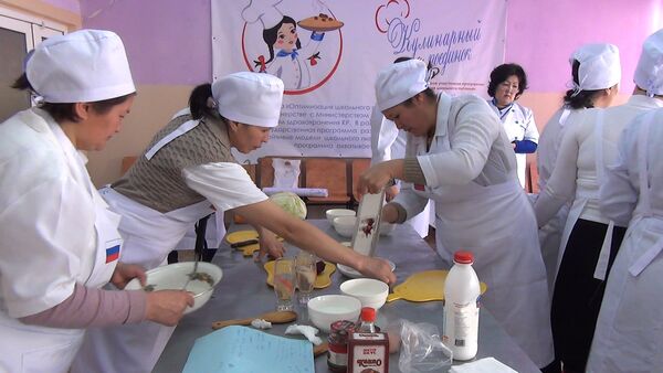 Мектептердин 22 ашпозчусу Бишкекте кулинардык таймашка катышууда - Sputnik Кыргызстан