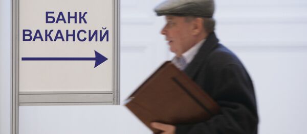 Соискатель на ярмарке вакансий. Архивное фото Соискатель на ярмарке вакансий. Архивное фото - Sputnik Кыргызстан