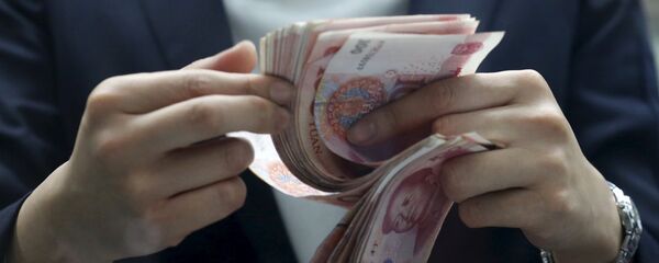 Мужчина пересчитывает юани. Архивное фото - Sputnik Кыргызстан