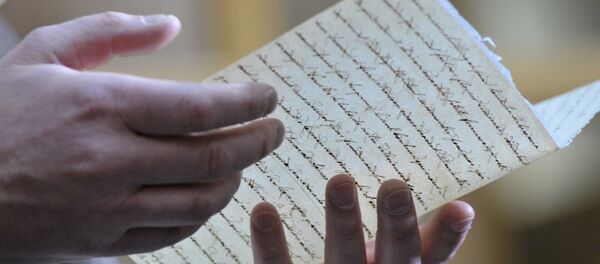 Кат окуп жаткан адам. Архив - Sputnik Кыргызстан