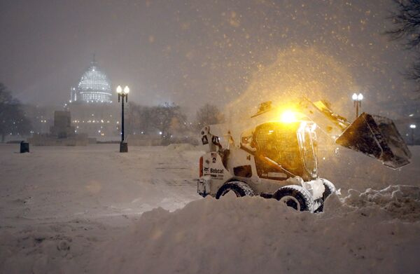 Сотрудник коммунальной службы убирает снег на снегоуборочной машине в США. - Sputnik Кыргызстан