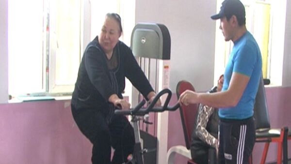 Пенсионеры бегали и делали зарядку в каракольском фитнес-центре - Sputnik Кыргызстан