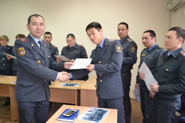Сотрудиник антитеррористического центра СНГ вручает грамоты милиционерам. - Sputnik Кыргызстан