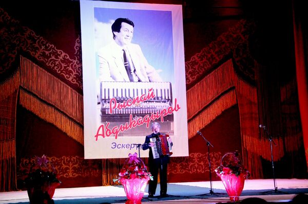 Артист исполняет песню на вечере памяти композитора Рыспая Абдыкадырова. - Sputnik Кыргызстан