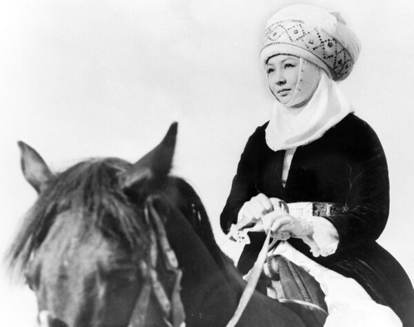Известная киноактриса, заслуженная артистка Киргизской ССР Таттыбубу Турсунбаева снялась на фото верхом на коне в 1974 году - Sputnik Кыргызстан