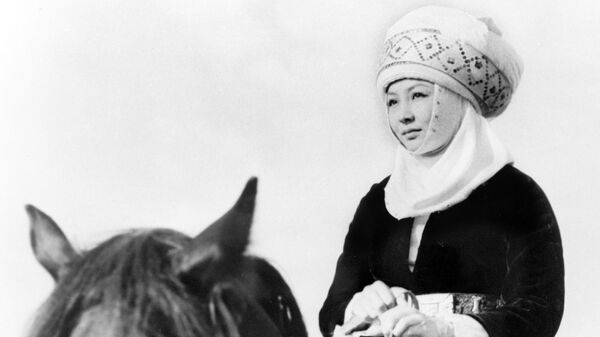 Известная киноактриса, заслуженная артистка Киргизской ССР Таттыбубу Турсунбаева снялась на фото верхом на коне в 1974 году - Sputnik Кыргызстан