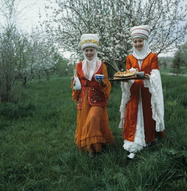 Киргизские девушки в национальных костюмах - Sputnik Кыргызстан