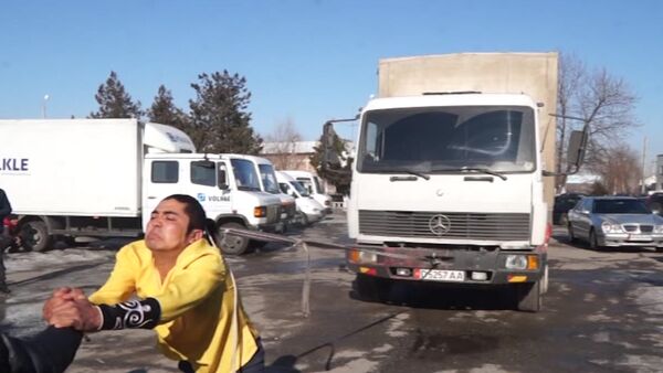 Жаштагы балбан чачы менен поезд жылдырып жана тоого ат көтөрүп чыгууга - Sputnik Кыргызстан