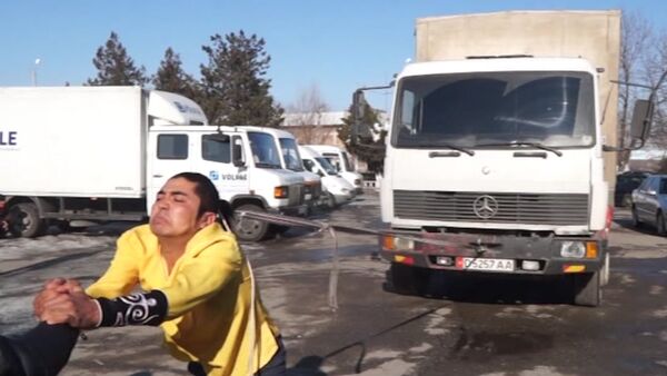 Силач из Кыргызстана своими волосами тянул грузовик - Sputnik Кыргызстан