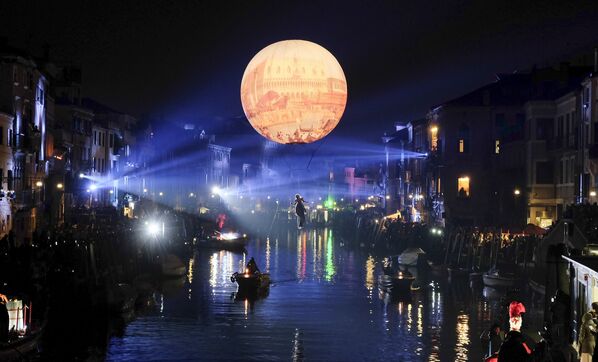 Венецияда дүйнөдөгү эң байыркы жана эң популярдуу Carnevale di Venezia карнавалы башталды. Ал жыл сайын 18 күн катары анык бир темага арналып өтөт. 2016-жылы Венециянын искусствосу жана каада-салты боюнча өтүп жатат. Карнавалды көрүү үчүн ар жыл сайын үч миллиондон ашуун адам келет. - Sputnik Кыргызстан
