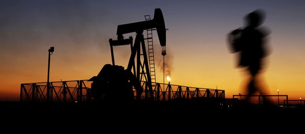 Мальчик на фоне нефтяных месторождений. Архивное фото - Sputnik Кыргызстан