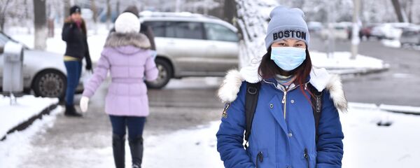 Девушка в защитной маске идет по улице Бишкека. Архивное фото - Sputnik Кыргызстан
