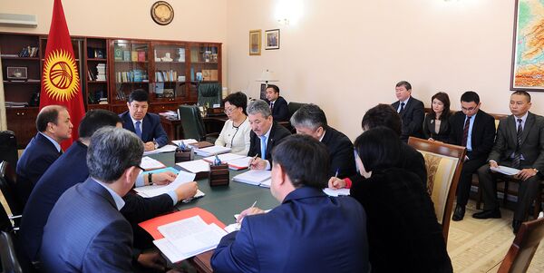 Премьер-министр КР Темир Сариев во время совещания с руководителями министерств и ведомств - Sputnik Кыргызстан