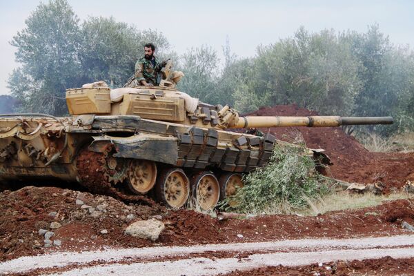 Танк сирийской армии заходит на огневую позицию в районе Шейх-Мискин провинции Дераа. - Sputnik Кыргызстан