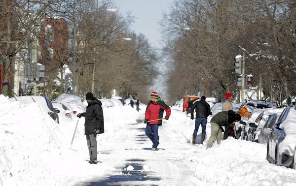 Люди чистят дворы от снега на одном из улиц Вашингтона. - Sputnik Кыргызстан