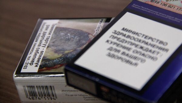 Пачка сигарет с картинкой, предупреждающих о вреде курения и сигареты со старой упаковкой - Sputnik Кыргызстан