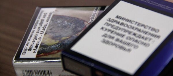 Пачка сигарет с картинкой, предупреждающих о вреде курения и сигареты со старой упаковкой - Sputnik Кыргызстан