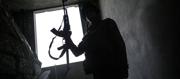 Автомат көтөргөн адам. Архив - Sputnik Кыргызстан