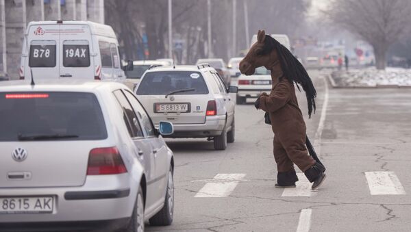 Человек в костюме лошади переходит дорогу в Бишкеке. Архивное фото - Sputnik Кыргызстан
