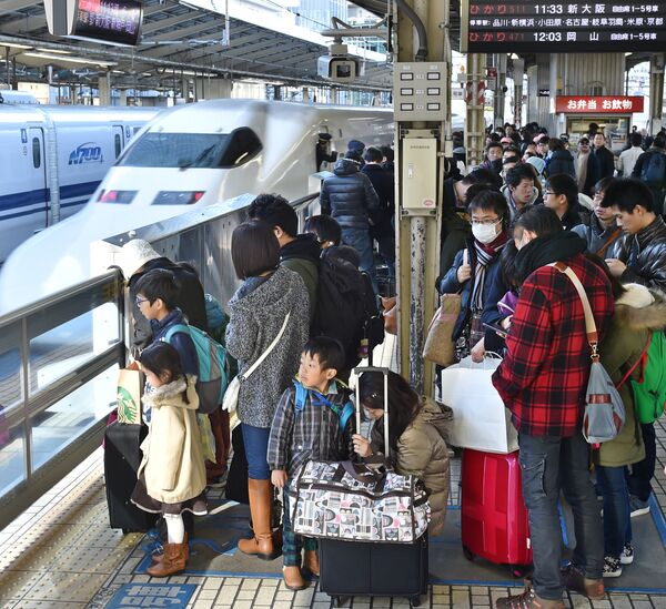 Пассажиры на одном из станций метро в Токио. Архивное фото - Sputnik Кыргызстан