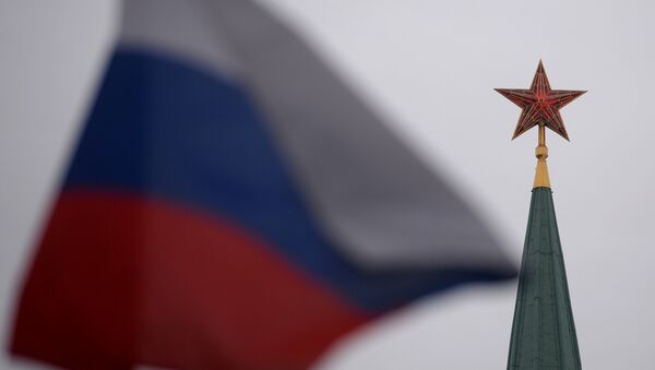 Шпиль одной из башен Московского Кремля и государственный флаг России на Красной площади. Архивное фото - Sputnik Кыргызстан