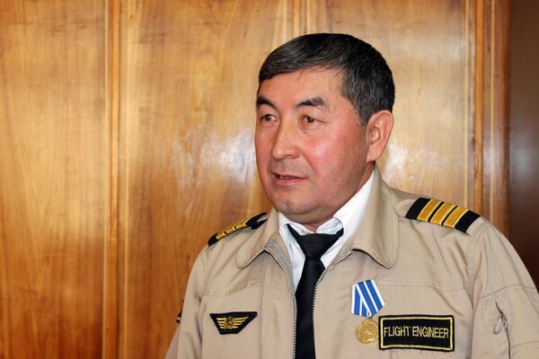 Бортинженеру самолета ИЛ-76 одной из авиакомпаний Таалайбеку Тункушеву вручили медаль МЧС За спасение утопающего - Sputnik Кыргызстан