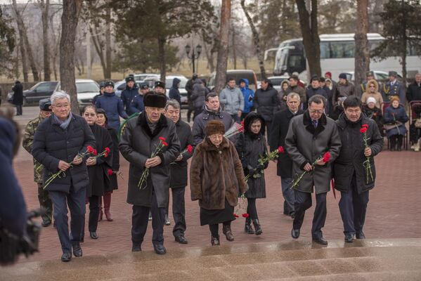 Местные чиновники с представителями посольства РФ в КР возложили цветы к памятнику - Sputnik Кыргызстан