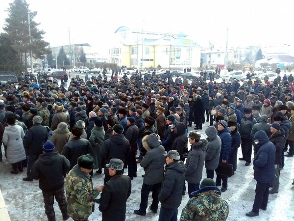 Жители Нарынской области на митинге. - Sputnik Кыргызстан