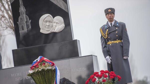Торжественное возложение цветов к памятнику блокадникам в парке Победы имени Даира Асанова - Sputnik Кыргызстан