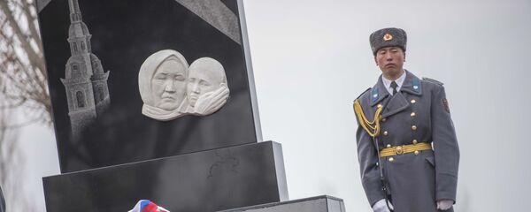 Торжественное возложение цветов к памятнику блокадникам в парке Победы имени Даира Асанова - Sputnik Кыргызстан