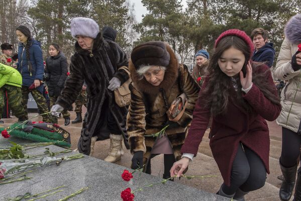 После официальной части мероприятия все желающие смогли почтить память блокадников Ленинграда - Sputnik Кыргызстан