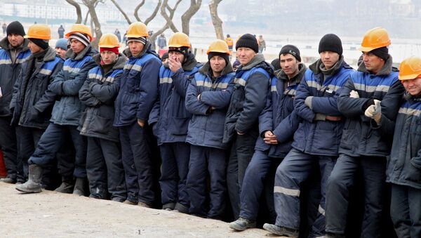 Иностранные рабочие в строительном объекте. Архивное фото - Sputnik Кыргызстан
