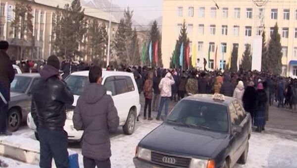 Люди митинговали в стужу на центральной площади Нарына - Sputnik Кыргызстан