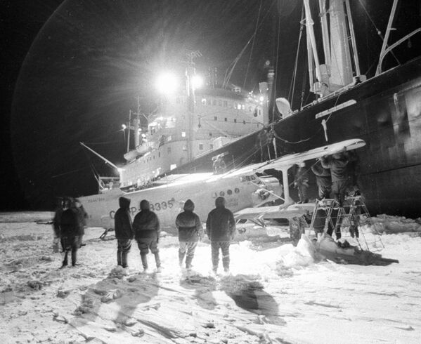 Полярники научно-исследовательской станции в Антарктиде разгружают оборудование - Sputnik Кыргызстан