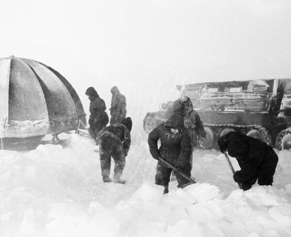 Исследователи Антарктиды строят временную станцию. - Sputnik Кыргызстан