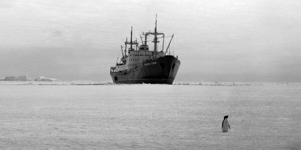 Научно-исследовательское судно Михаил Сомов Научно-исследовательское судно Михаил Сомов - Sputnik Кыргызстан