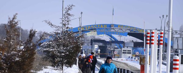 Люди на контрольно-пропускном пункте Ак-Жол на границе Кыргызстана и Казахстана. Архивное фото - Sputnik Кыргызстан