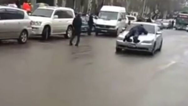 В центре Бишкека водитель прокатил инспектора на капоте автомобиля - Sputnik Кыргызстан