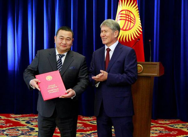 Акибаев Асхат во время вручение президентом Алмазбеком Атамбаевым диплома. Архивное фото - Sputnik Кыргызстан