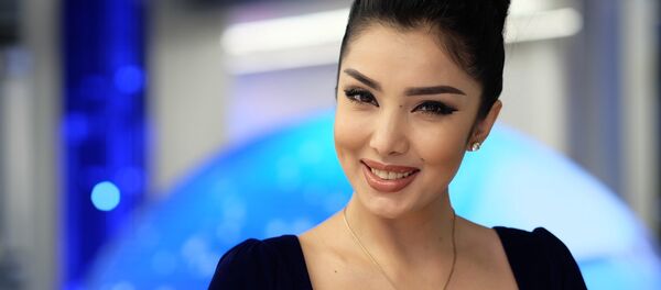Шайыр жана тапкыч бишкектиктерге өзбекстандык ырчы жана актриса Ситора Фармонова. Архив - Sputnik Кыргызстан