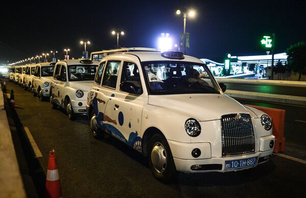 Автомобили такси в Баку (Азербайджан) должны быть желтого, белого или фиолетового цвета, с черно-желтыми или бело-черными квадратами - Sputnik Кыргызстан