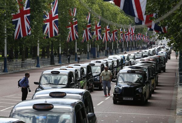 В Лондоне (Великобритания) такси, так называемые кэбы, имеют черный цвет - Sputnik Кыргызстан