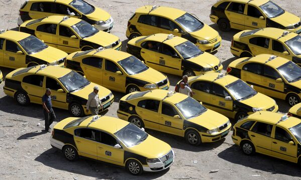 В городе Наблус (Палестина) такие машины имеют желто-черный цвет - Sputnik Кыргызстан