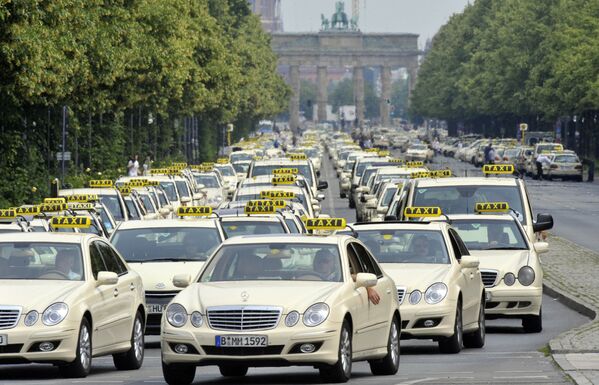В Берлине (Германия) таксисты разъезжают на мерседесах E-класса молочного цвета - Sputnik Кыргызстан